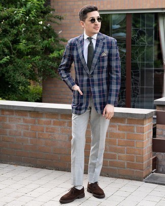 Graue Socken kombinieren – 500+ Herren Outfits: Entscheiden Sie sich für Komfort in einem dunkelblauen Sakko mit Schottenmuster und grauen Socken. Fühlen Sie sich mutig? Entscheiden Sie sich für dunkelbraunen Wildleder Brogues.