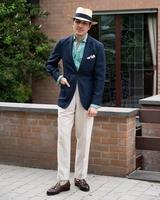 Strohhut kombinieren – 154 Elegante Herren Outfits: Kombinieren Sie ein dunkelblaues Sakko mit einem Strohhut für einen entspannten Wochenend-Look. Setzen Sie bei den Schuhen auf die klassische Variante mit dunkelbraunen Leder Slippern mit Quasten.