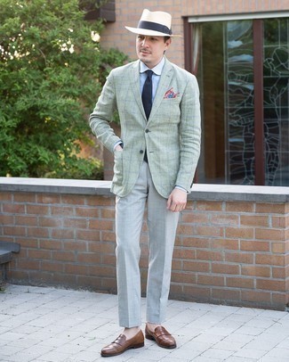 Braune Leder Slipper kombinieren – 1200+ Herren Outfits: Entscheiden Sie sich für ein mintgrünes Sakko mit Karomuster und eine graue Anzughose für eine klassischen und verfeinerte Silhouette. Braune Leder Slipper sind eine kluge Wahl, um dieses Outfit zu vervollständigen.