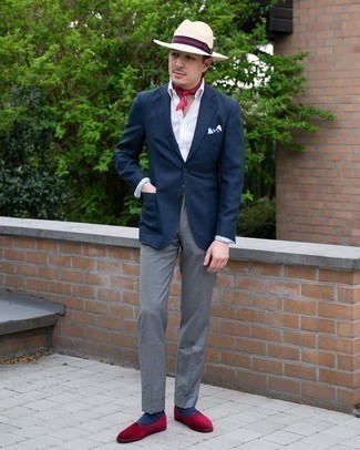 30 Jährige: Wie graue Anzughose mit dunkelblauen Sakkos zu kombinieren – 500+ Herren Outfits: Tragen Sie ein dunkelblaues Sakko und eine graue Anzughose für einen stilvollen, eleganten Look. Dunkelrote Samt Slipper sind eine großartige Wahl, um dieses Outfit zu vervollständigen.