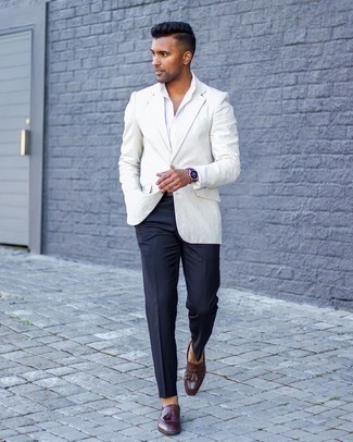 Wie weißes Businesshemd mit grauen Sakkos zu kombinieren – 449 Elegante Herren Outfits: Kombinieren Sie ein graues Sakko mit einem weißen Businesshemd für einen stilvollen, eleganten Look. Fügen Sie dunkelroten Leder Slipper mit Quasten für ein unmittelbares Style-Upgrade zu Ihrem Look hinzu.