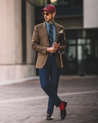 Dunkelgrüne horizontal gestreifte Krawatte kombinieren – 151 Herren Outfits: Kombinieren Sie ein braunes Wollsakko mit einer dunkelgrünen horizontal gestreiften Krawatte, um vor Klasse und Perfektion zu strotzen. Schwarze Leder Slipper mit Quasten sind eine perfekte Wahl, um dieses Outfit zu vervollständigen.