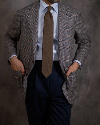 Dunkelblaue Anzughose kombinieren – 500+ Elegante Sommer Herren Outfits: Kombinieren Sie ein graues Sakko mit Schottenmuster mit einer dunkelblauen Anzughose für einen stilvollen, eleganten Look. Der Look ist einfach mega und passt super zum Sommer.