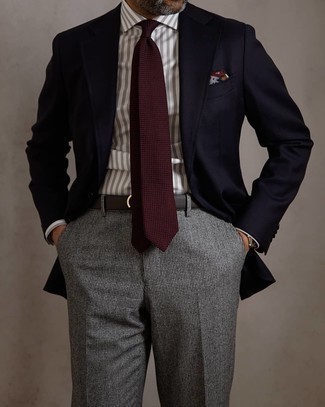 Graues bedrucktes Einstecktuch kombinieren – 73 Herren Outfits: Ein dunkelblaues Sakko und ein graues bedrucktes Einstecktuch sind eine perfekte Outfit-Formel für Ihre Sammlung.