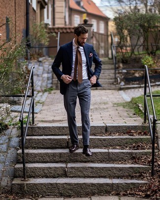 Braune Krawatte kombinieren – 500+ Herren Outfits warm Wetter: Entscheiden Sie sich für einen klassischen Stil in einem dunkelblauen Sakko und einer braunen Krawatte. Fühlen Sie sich mutig? Ergänzen Sie Ihr Outfit mit dunkelbraunen Leder Slippern.