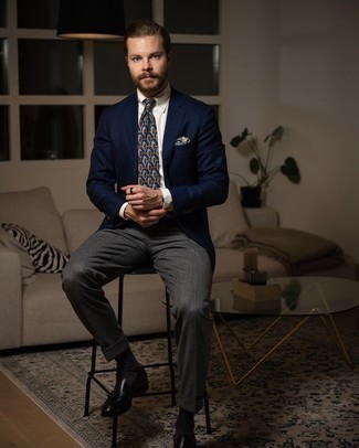Leder Slipper mit Quasten kombinieren – 500+ Herren Outfits: Kombinieren Sie ein dunkelblaues Sakko mit einer dunkelgrauen Anzughose, um vor Klasse und Perfektion zu strotzen. Leder Slipper mit Quasten sind eine kluge Wahl, um dieses Outfit zu vervollständigen.