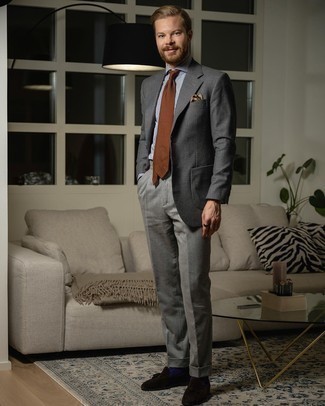 Braune Krawatte kombinieren – 500+ Herren Outfits: Tragen Sie ein dunkelgraues Sakko und eine braune Krawatte, um vor Klasse und Perfektion zu strotzen. Dunkelbraune Wildleder Slipper mit Quasten sind eine großartige Wahl, um dieses Outfit zu vervollständigen.