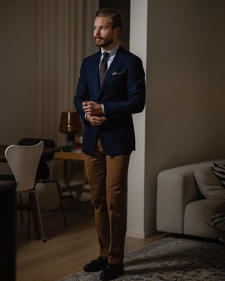 Beige bedrucktes Einstecktuch kombinieren – 155 Herren Outfits warm Wetter: Kombinieren Sie ein dunkelblaues Sakko mit einem beige bedruckten Einstecktuch für einen entspannten Wochenend-Look. Schwarze Leder Slipper mit Quasten bringen Eleganz zu einem ansonsten schlichten Look.