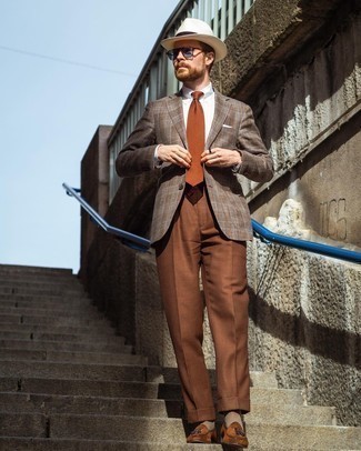 Dunkelbraune Anzughose kombinieren – 500+ Herren Outfits: Kombinieren Sie ein braunes Sakko mit Schottenmuster mit einer dunkelbraunen Anzughose für eine klassischen und verfeinerte Silhouette. Ergänzen Sie Ihr Look mit braunen Wildleder Slippern mit Quasten.