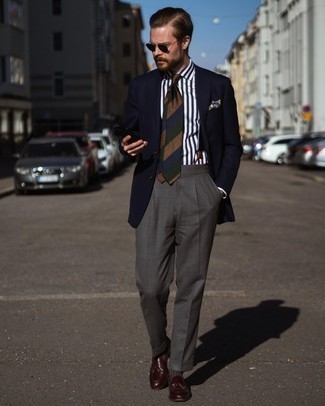 Mehrfarbige horizontal gestreifte Krawatte kombinieren – 122 Herren Outfits: Kombinieren Sie ein dunkelblaues Sakko mit einer mehrfarbigen horizontal gestreiften Krawatte, um vor Klasse und Perfektion zu strotzen. Ergänzen Sie Ihr Look mit dunkelbraunen Leder Slippern mit Quasten.