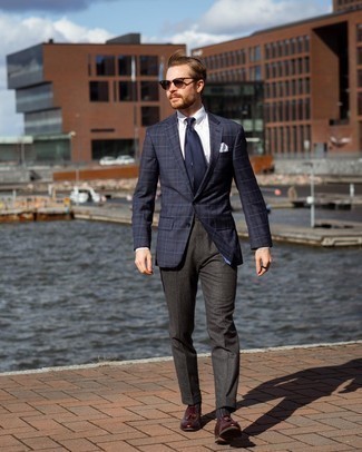 Dunkelblaue Krawatte kombinieren – 500+ Herren Outfits: Tragen Sie ein dunkelblaues Sakko mit Schottenmuster und eine dunkelblaue Krawatte für einen stilvollen, eleganten Look. Dunkelrote Leder Slipper mit Quasten sind eine großartige Wahl, um dieses Outfit zu vervollständigen.