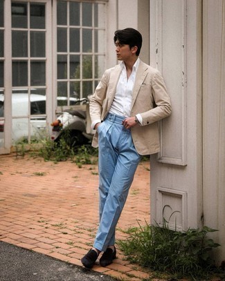 Welche Slipper mit hellblauer Anzughose zu tragen – 24 Sommer Herren Outfits: Paaren Sie ein hellbeige Sakko mit einer hellblauen Anzughose für eine klassischen und verfeinerte Silhouette. Dieses Outfit passt hervorragend zusammen mit Slippern. Der Look ist mega für den Sommer.
