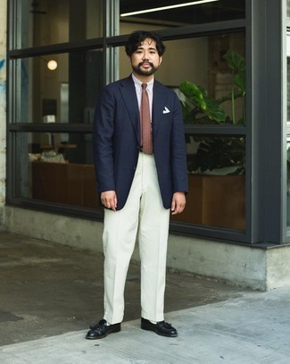 Weißes Einstecktuch kombinieren – 500+ Herren Outfits: Kombinieren Sie ein dunkelblaues Sakko mit einem weißen Einstecktuch für einen entspannten Wochenend-Look. Fügen Sie schwarzen Leder Slipper mit Quasten für ein unmittelbares Style-Upgrade zu Ihrem Look hinzu.