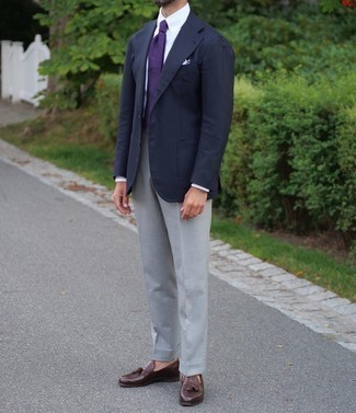 Weißes Einstecktuch kombinieren – 500+ Herren Outfits warm Wetter: Entscheiden Sie sich für ein dunkelblaues Sakko und ein weißes Einstecktuch für einen entspannten Wochenend-Look. Schalten Sie Ihren Kleidungsbestienmodus an und machen dunkelbraunen Leder Slipper mit Quasten zu Ihrer Schuhwerkwahl.
