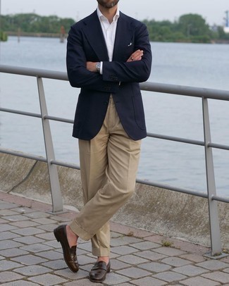 30 Jährige: Wie beige Anzughose mit dunkelblauen Sakkos zu kombinieren – 262 Herren Outfits: Kombinieren Sie ein dunkelblaues Sakko mit einer beige Anzughose für einen stilvollen, eleganten Look. Dieses Outfit passt hervorragend zusammen mit dunkelbraunen Leder Slippern.