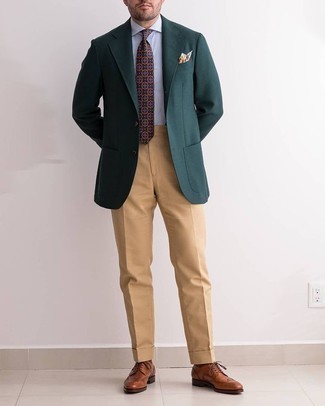 Braune Leder Brogues kombinieren – 500+ Herren Outfits: Entscheiden Sie sich für einen klassischen Stil in einem dunkelgrünen Sakko und einer beige Anzughose. Warum kombinieren Sie Ihr Outfit für einen legereren Auftritt nicht mal mit braunen Leder Brogues?