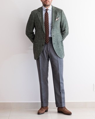 Dunkelgrünes Wollsakko kombinieren – 209 Herren Outfits: Tragen Sie ein dunkelgrünes Wollsakko und eine graue Anzughose, um vor Klasse und Perfektion zu strotzen. Dunkelbraune Wildleder Derby Schuhe sind eine großartige Wahl, um dieses Outfit zu vervollständigen.