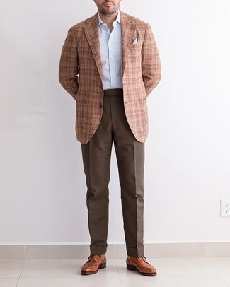 Dunkelbraune Anzughose kombinieren – 500+ Herren Outfits: Kombinieren Sie ein braunes Sakko mit Schottenmuster mit einer dunkelbraunen Anzughose, um vor Klasse und Perfektion zu strotzen. Rotbraune Leder Brogues fügen sich nahtlos in einer Vielzahl von Outfits ein.