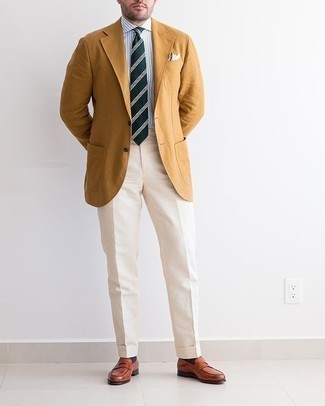 Dunkelgrüne horizontal gestreifte Krawatte kombinieren – 151 Herren Outfits: Kombinieren Sie ein rotbraunes Sakko mit einer dunkelgrünen horizontal gestreiften Krawatte für einen stilvollen, eleganten Look. Rotbraune Leder Slipper sind eine kluge Wahl, um dieses Outfit zu vervollständigen.
