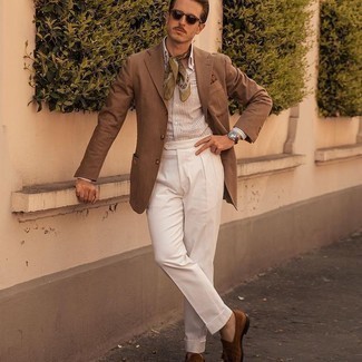 Dunkelgrünen Schal kombinieren – 37 Elegante Herren Outfits: Ein braunes Sakko und ein dunkelgrüner Schal sind das Outfit Ihrer Wahl für faule Tage. Entscheiden Sie sich für braunen Wildleder Slipper mit Quasten, um Ihr Modebewusstsein zu zeigen.