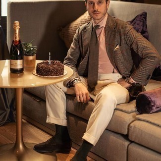 30 Jährige: Dunkelbraune Krawatte kombinieren – 500+ Herren Outfits: Kombinieren Sie ein braunes Wollsakko mit Schottenmuster mit einer dunkelbraunen Krawatte für einen stilvollen, eleganten Look. Dunkelbraune Wildleder Slipper sind eine großartige Wahl, um dieses Outfit zu vervollständigen.