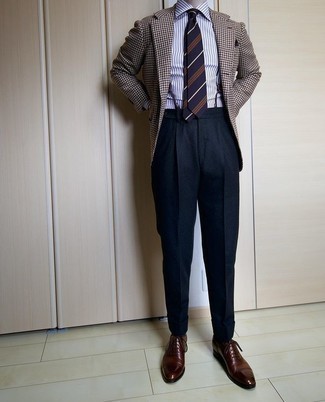 Dunkelblauen Hosenträger kombinieren – 90 Herren Outfits: Ein dunkelbraunes Wollsakko mit Hahnentritt-Muster und ein dunkelblauer Hosenträger sind eine großartige Outfit-Formel für Ihre Sammlung. Ergänzen Sie Ihr Outfit mit dunkelbraunen Leder Oxford Schuhen, um Ihr Modebewusstsein zu zeigen.