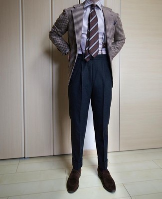 dunkelbraunes Wollsakko mit Hahnentritt-Muster, weißes und braunes vertikal gestreiftes Businesshemd, dunkelblaue Anzughose, dunkelbraune Samt Slipper für Herren