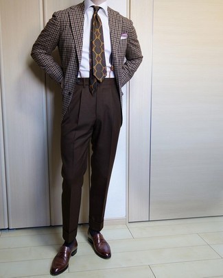 Dunkelbraunes Sakko mit Vichy-Muster kombinieren – 90 Herren Outfits: Kombinieren Sie ein dunkelbraunes Sakko mit Vichy-Muster mit einer dunkelbraunen Anzughose für einen stilvollen, eleganten Look. Dunkelbraune Leder Slipper sind eine ideale Wahl, um dieses Outfit zu vervollständigen.