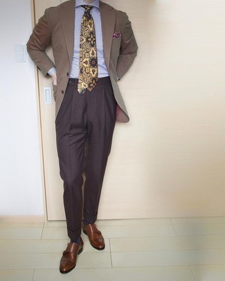 Dunkelbraune Anzughose kombinieren – 500+ Herren Outfits: Kombinieren Sie ein beige Sakko mit einer dunkelbraunen Anzughose für einen stilvollen, eleganten Look. Komplettieren Sie Ihr Outfit mit braunen Doppelmonks aus Leder.