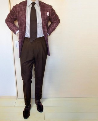 Herren Outfits 2021: Kombinieren Sie ein dunkelrotes Sakko mit Schottenmuster mit einer dunkelbraunen Anzughose für einen stilvollen, eleganten Look. Dunkelbraune Samt Slipper sind eine gute Wahl, um dieses Outfit zu vervollständigen.