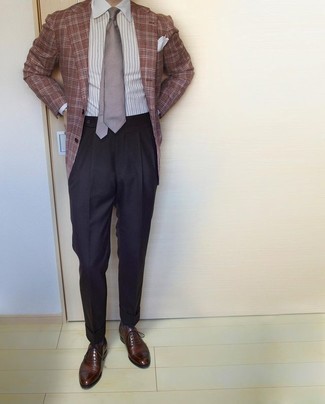 Braune horizontal gestreifte Krawatte kombinieren – 172 Herren Outfits: Entscheiden Sie sich für ein braunes Sakko mit Schottenmuster und eine braune horizontal gestreifte Krawatte, um vor Klasse und Perfektion zu strotzen. Dunkelbraune Leder Oxford Schuhe putzen umgehend selbst den bequemsten Look heraus.