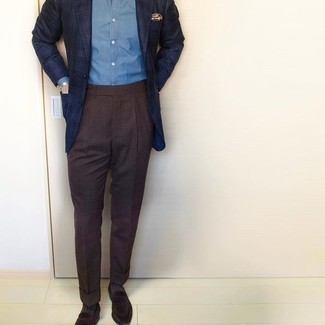 Dunkelbraune Samt Slipper kombinieren – 18 Herren Outfits: Vereinigen Sie ein dunkelblaues Sakko mit Schottenmuster mit einer dunkelbraunen Anzughose für einen stilvollen, eleganten Look. Komplettieren Sie Ihr Outfit mit dunkelbraunen Samt Slippern.