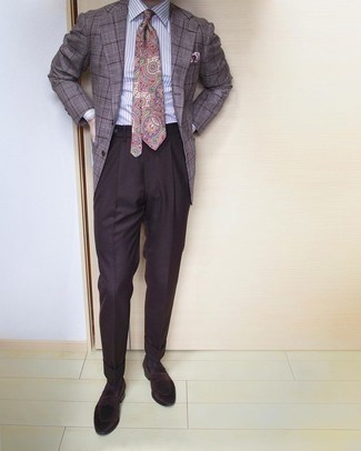 Herren Outfits 2021: Kombinieren Sie ein braunes Sakko mit Karomuster mit einer dunkelbraunen Anzughose für einen stilvollen, eleganten Look.