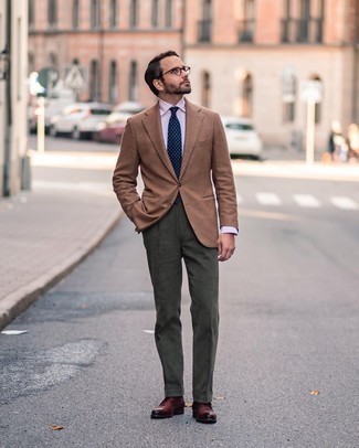 30 Jährige: Dunkelgrüne Anzughose aus Cord kombinieren – 17 Elegante Herren Outfits: Kombinieren Sie ein beige Wollsakko mit Hahnentritt-Muster mit einer dunkelgrünen Anzughose aus Cord, um vor Klasse und Perfektion zu strotzen. Dunkelbraune Leder Derby Schuhe sind eine kluge Wahl, um dieses Outfit zu vervollständigen.