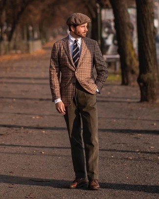 Dunkelbraune Leder Brogues kombinieren – 500+ Herren Outfits: Entscheiden Sie sich für ein braunes Sakko mit Schottenmuster und eine olivgrüne Anzughose aus Cord für einen stilvollen, eleganten Look. Dunkelbraune Leder Brogues sind eine perfekte Wahl, um dieses Outfit zu vervollständigen.