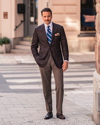 Braunes Einstecktuch kombinieren – 763+ Herren Outfits: Ein dunkelbraunes Sakko mit Schottenmuster und ein braunes Einstecktuch vermitteln eine sorglose und entspannte Atmosphäre. Entscheiden Sie sich für dunkelbraunen Leder Slipper, um Ihr Modebewusstsein zu zeigen.