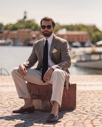 Sakko mit Vichy-Muster kombinieren – 271 Herren Outfits: Tragen Sie ein Sakko mit Vichy-Muster und eine hellbeige Leinen Anzughose für einen stilvollen, eleganten Look. Dunkelbraune Leder Slipper sind eine perfekte Wahl, um dieses Outfit zu vervollständigen.