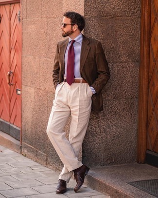 Dunkelrote Krawatte kombinieren – 500+ Herren Outfits: Vereinigen Sie ein braunes Sakko mit einer dunkelroten Krawatte, um vor Klasse und Perfektion zu strotzen. Dunkelbraune Leder Oxford Schuhe sind eine kluge Wahl, um dieses Outfit zu vervollständigen.