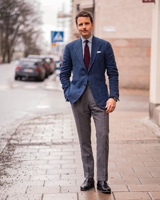 Dunkelrote Krawatte kombinieren – 500+ Herren Outfits: Erwägen Sie das Tragen von einem dunkelblauen Sakko und einer dunkelroten Krawatte für eine klassischen und verfeinerte Silhouette. Fühlen Sie sich ideenreich? Vervollständigen Sie Ihr Outfit mit schwarzen Leder Slippern.