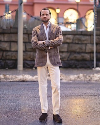Weißes Businesshemd kombinieren – 500+ Elegante Herren Outfits: Tragen Sie ein weißes Businesshemd und eine hellbeige Anzughose, um vor Klasse und Perfektion zu strotzen. Wenn Sie nicht durch und durch formal auftreten möchten, ergänzen Sie Ihr Outfit mit dunkelbraunen Chelsea Boots aus Wildleder.