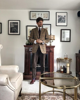 30 Jährige: Braune Leder Slipper mit Quasten kombinieren – 500+ Herren Outfits: Kombinieren Sie ein braunes Sakko mit Vichy-Muster mit einer dunkelbraunen Anzughose aus Cord für einen stilvollen, eleganten Look. Ergänzen Sie Ihr Look mit braunen Leder Slippern mit Quasten.