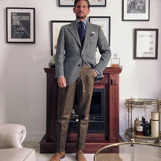 Dunkelbraune Anzughose kombinieren – 500+ Herren Outfits: Erwägen Sie das Tragen von einem grauen Wollsakko und einer dunkelbraunen Anzughose für eine klassischen und verfeinerte Silhouette. Braune Wildleder Oxford Schuhe sind eine großartige Wahl, um dieses Outfit zu vervollständigen.