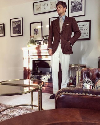 Braune Leder Slipper kombinieren – 500+ Frühling Herren Outfits: Paaren Sie ein dunkelbraunes Wollsakko mit einer weißen Anzughose, um vor Klasse und Perfektion zu strotzen. Braune Leder Slipper sind eine perfekte Wahl, um dieses Outfit zu vervollständigen. Ein stylischer Look für die Übergangszeit.