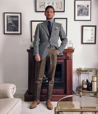 30 Jährige: Dunkelblaue Krawatte kombinieren – 500+ Herren Outfits: Tragen Sie ein graues Wollsakko mit Fischgrätenmuster und eine dunkelblaue Krawatte für einen stilvollen, eleganten Look. Braune Wildleder Oxford Schuhe fügen sich nahtlos in einer Vielzahl von Outfits ein.