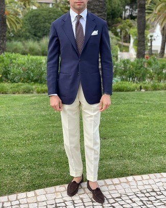 30 Jährige: Dunkelblaue Jacke kombinieren – 500+ Elegante Herren Outfits: Kombinieren Sie eine dunkelblaue Jacke mit einer weißen Anzughose, um vor Klasse und Perfektion zu strotzen. Dunkelbraune Wildleder Slipper sind eine gute Wahl, um dieses Outfit zu vervollständigen.