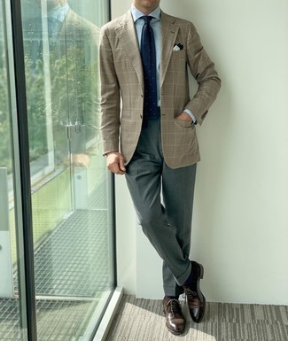 Wie hellblaues Businesshemd mit beige Sakkos zu kombinieren – 264 Herren Outfits warm Wetter: Entscheiden Sie sich für ein beige Sakko und ein hellblaues Businesshemd für einen stilvollen, eleganten Look. Putzen Sie Ihr Outfit mit dunkelbraunen Leder Oxford Schuhen.
