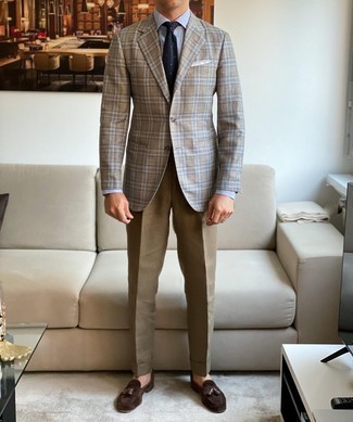 Graues Sakko mit Schottenmuster kombinieren – 500+ Herren Outfits: Entscheiden Sie sich für einen klassischen Stil in einem grauen Sakko mit Schottenmuster und einer braunen Anzughose. Komplettieren Sie Ihr Outfit mit dunkelbraunen Wildleder Slippern mit Quasten.