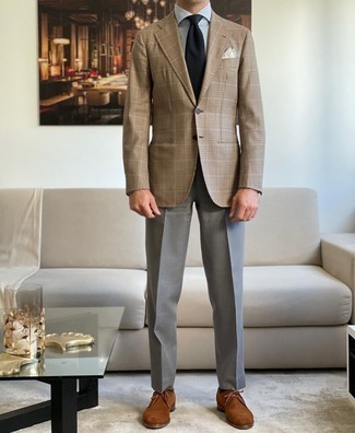 Schwarze Krawatte kombinieren – 500+ Herren Outfits: Kombinieren Sie ein beige Sakko mit Hahnentritt-Muster mit einer schwarzen Krawatte, um vor Klasse und Perfektion zu strotzen. Braune Wildleder Derby Schuhe sind eine gute Wahl, um dieses Outfit zu vervollständigen.