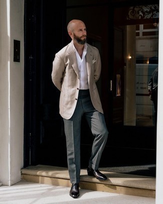 Dunkelbraune Leder Oxford Schuhe kombinieren – 1200+ Herren Outfits: Kombinieren Sie ein beige Sakko mit einer dunkelgrauen Anzughose, um vor Klasse und Perfektion zu strotzen. Dunkelbraune Leder Oxford Schuhe sind eine kluge Wahl, um dieses Outfit zu vervollständigen.