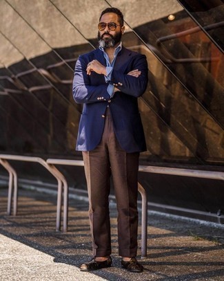 Dunkelblaues Sakko kombinieren – 500+ Elegante Herren Outfits: Tragen Sie ein dunkelblaues Sakko und eine dunkelbraune Anzughose, um vor Klasse und Perfektion zu strotzen. Dunkelbraune Wildleder Slipper sind eine perfekte Wahl, um dieses Outfit zu vervollständigen.